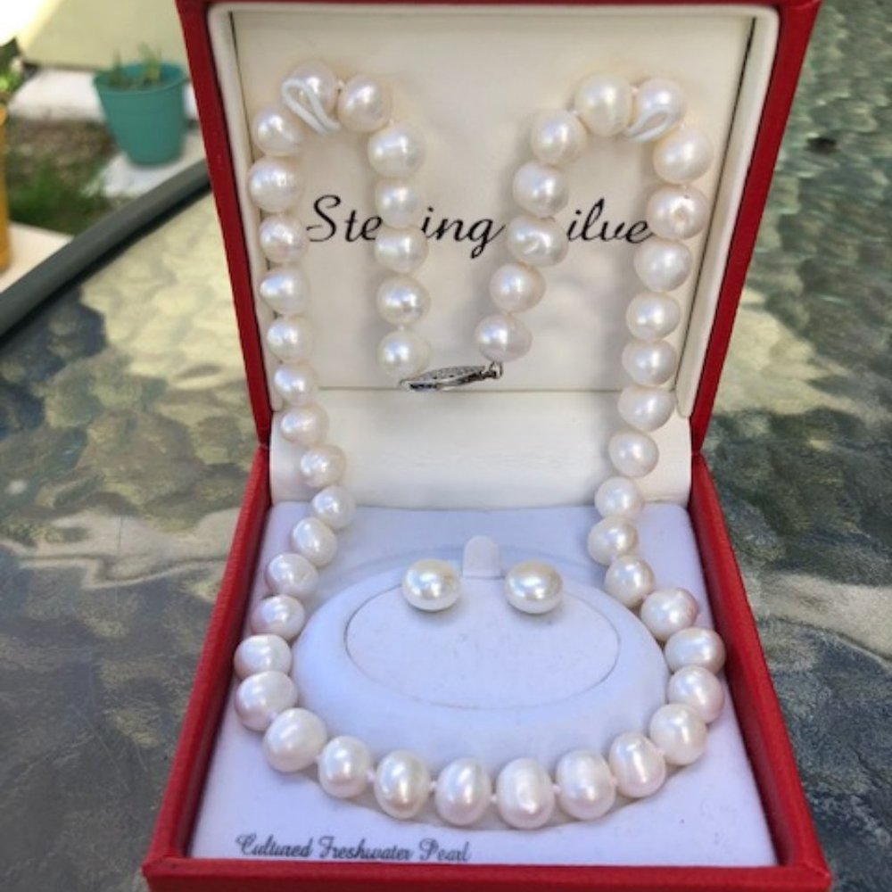 Pearl necklace & earring set